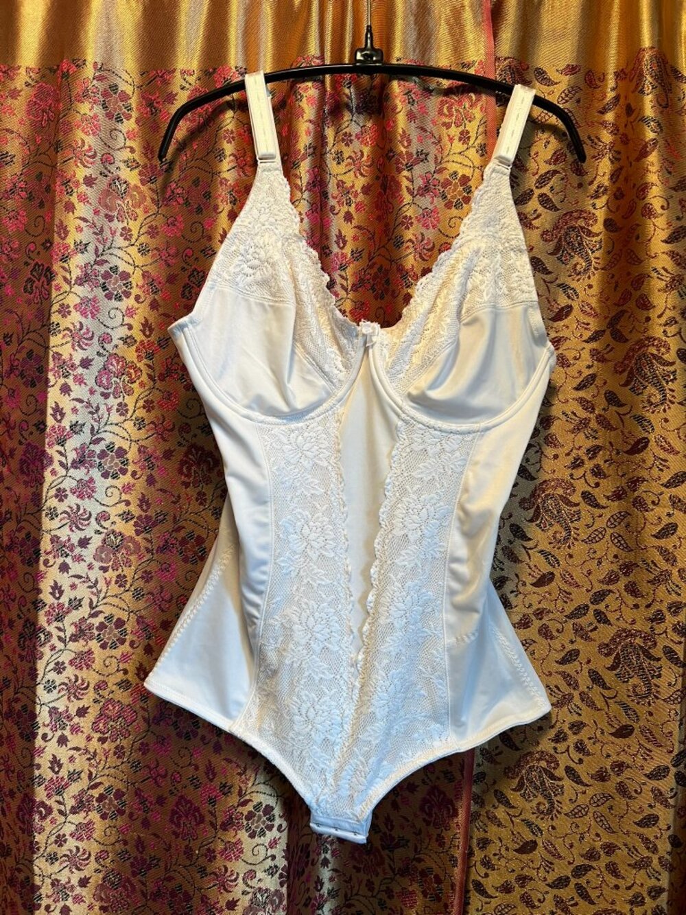 Beautiful White Lace Shapewear Bodysuit – Size 3X